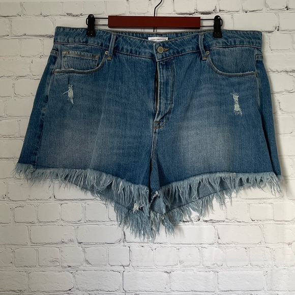 NWT Good American Bombshell Chewed Pocket Short size 18
